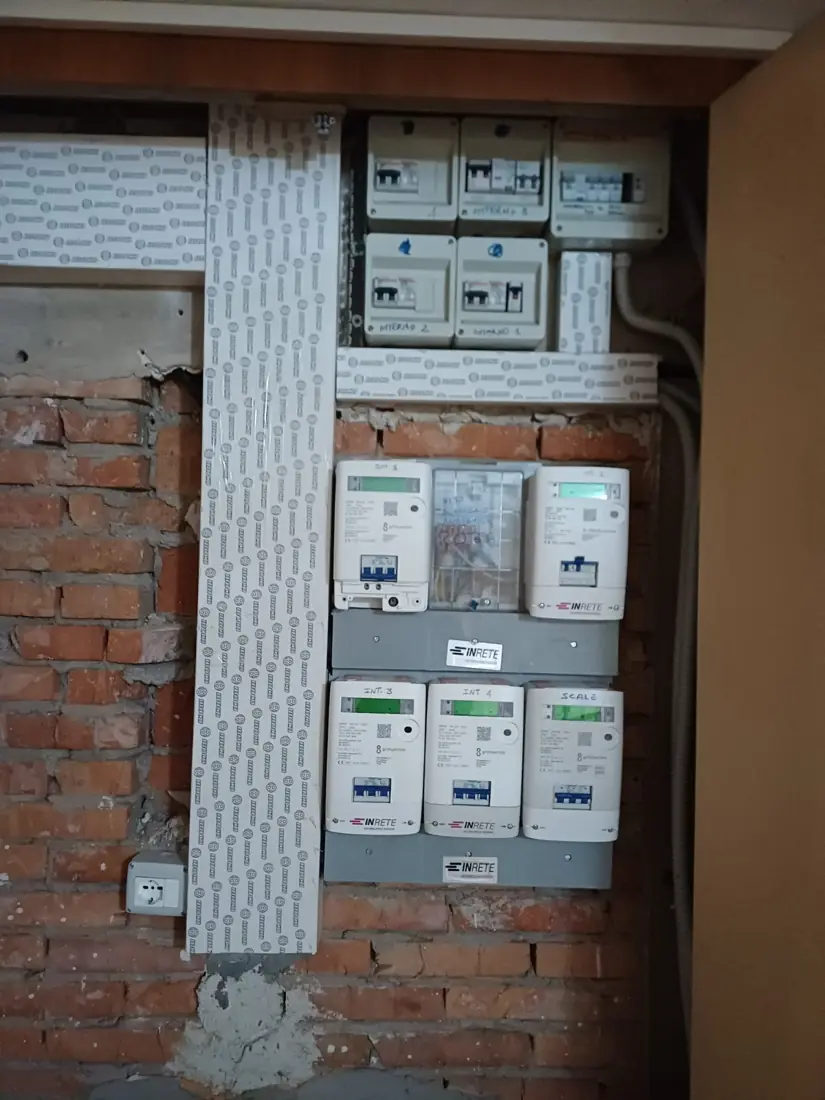 Centralino contatori condominiale riordinato con nuove protezioni