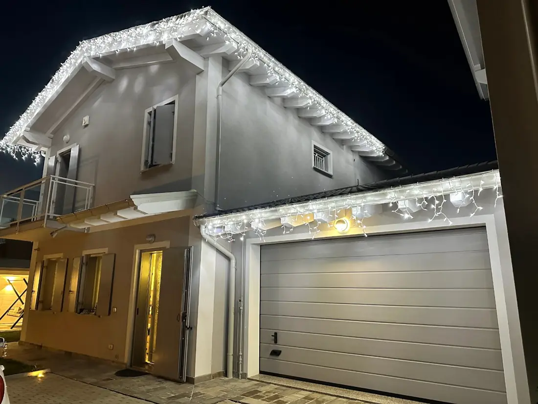Illuminazione esterna LED di una villetta di sera