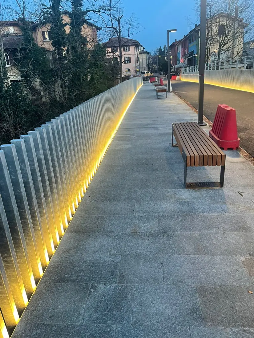 Illuminazione LED di un percorso pedonale alla sera