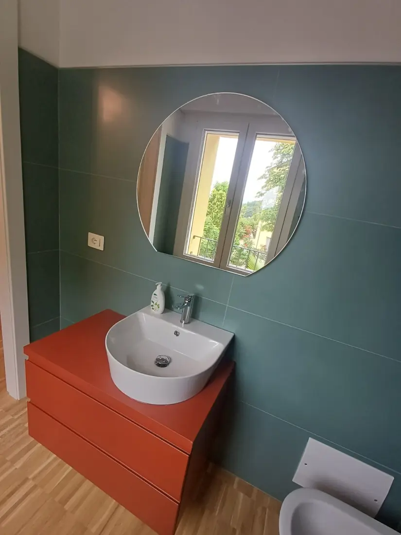 Montaggio specchio da bagno tondo con illuminazione