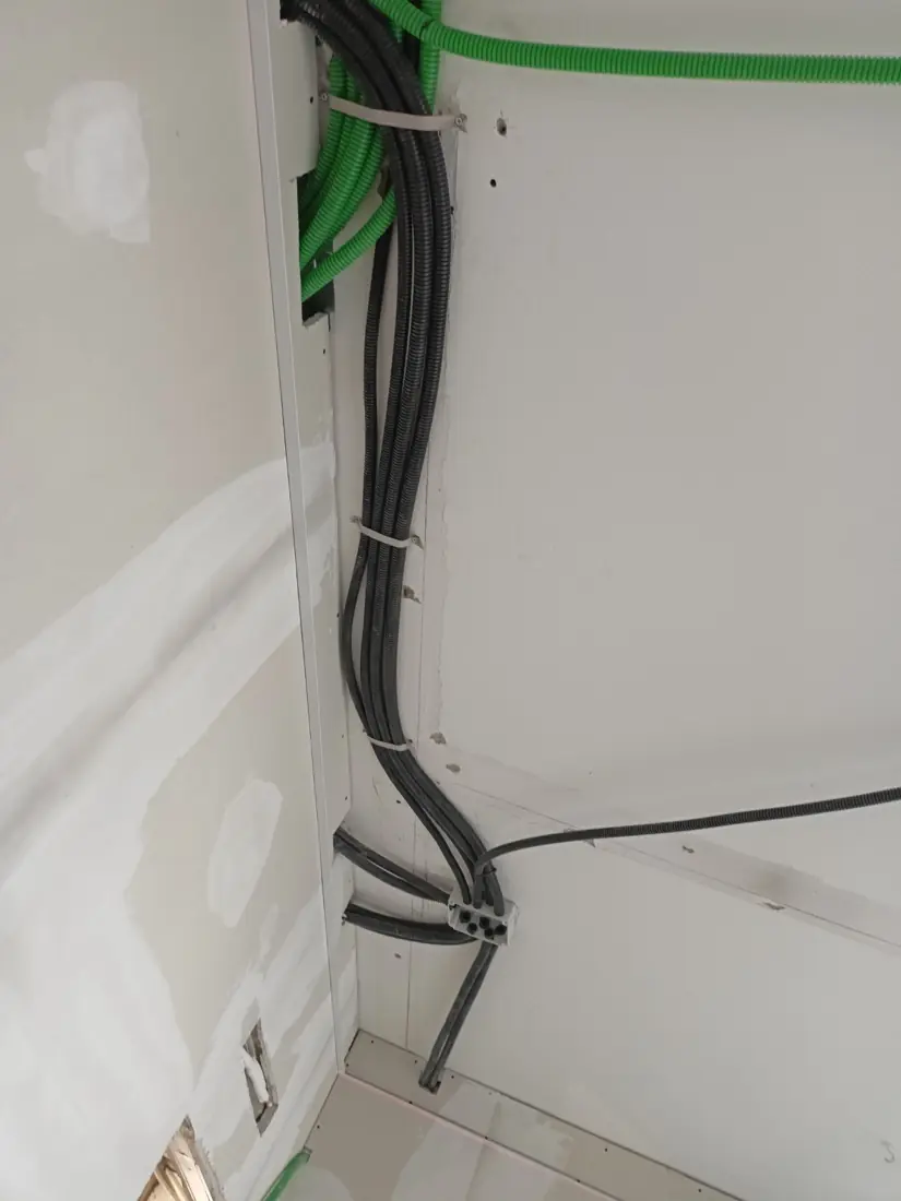 Posa tubazioni impianto elettrico prima della chiusura del cartongesso