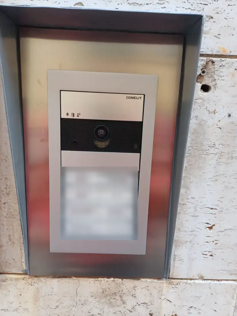 Posto esterno videocitofonico a incasso con tettuccio