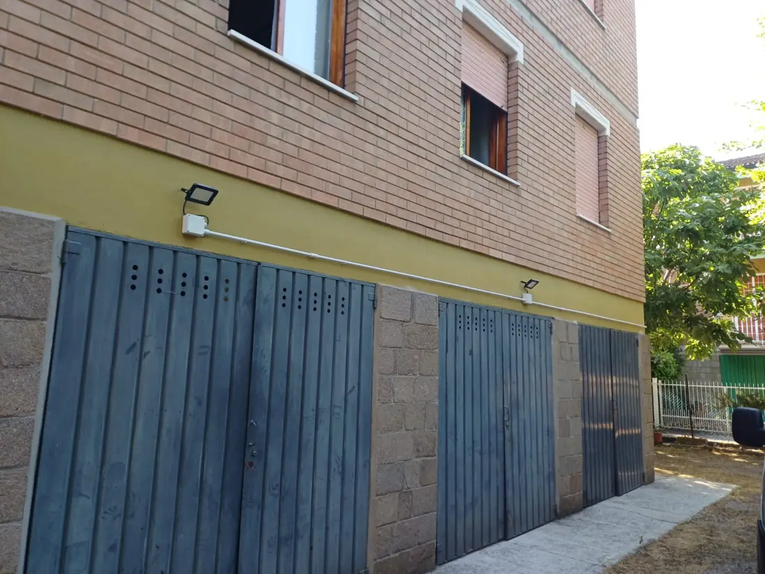 Proiettori LED installati sulla facciata delle autorimesse condominiali