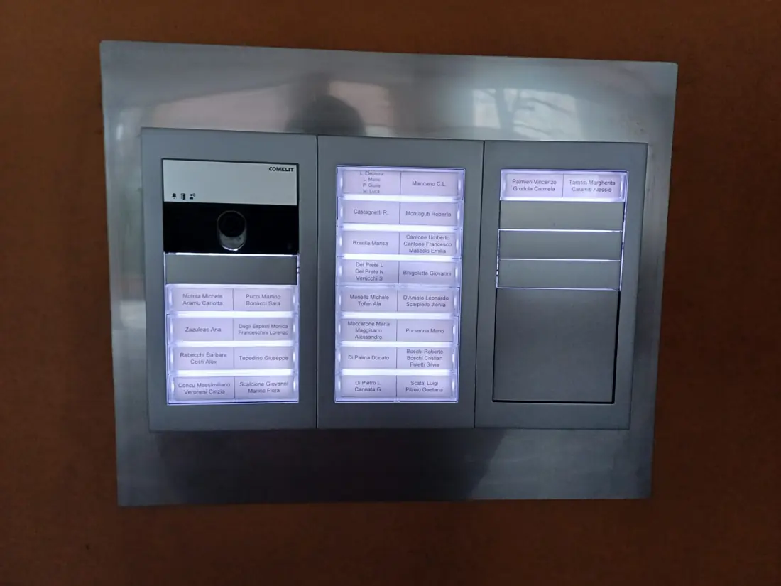 Pulsantiera videocitofonica condominiale retroilluminata