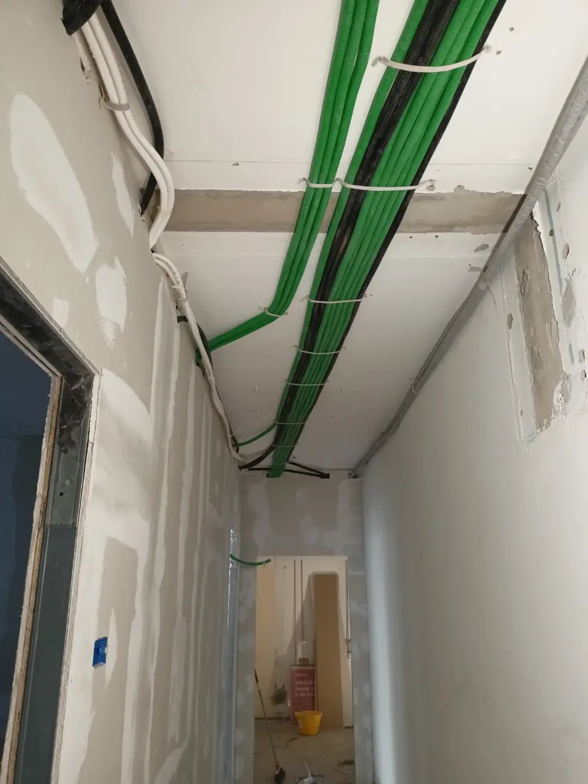 Posa di tubazioni e cavi nel controsoffitto durante il rifacimento