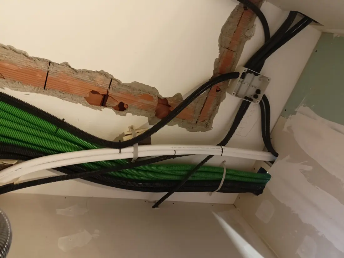 Rifacimento impianto elettrico: nuove tubazioni corrugate a soffitto