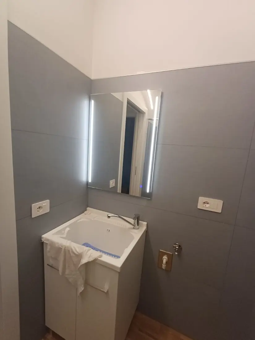 Specchio da bagno con luci LED laterali