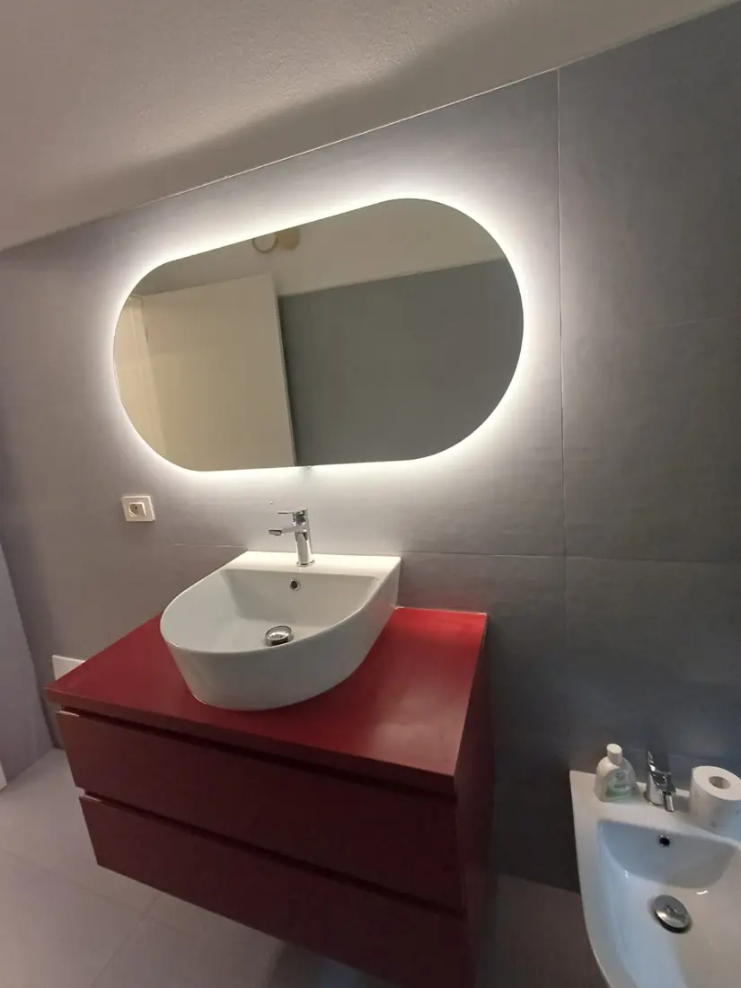 Specchio da bagno ovale retroilluminato su mobile rosso