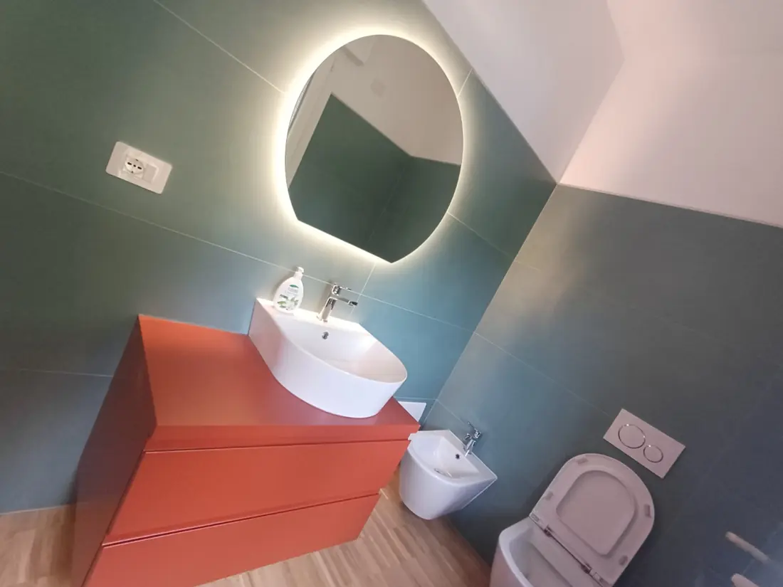 Specchio da bagno tondo retroilluminato LED montato sopra il lavabo