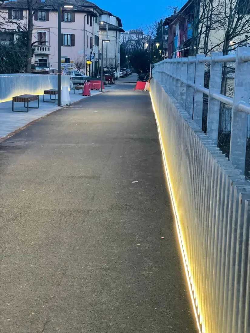 Strisce LED integrate nel parapetto di una passerella pedonale